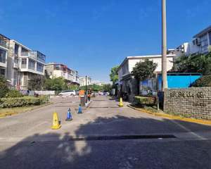 大门门口空地出