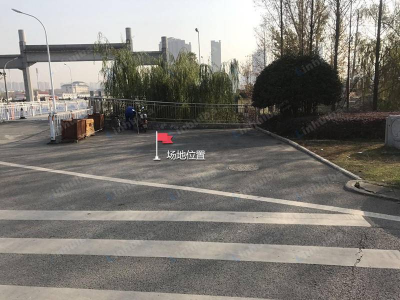 湖北工业大学 - 东门外两侧