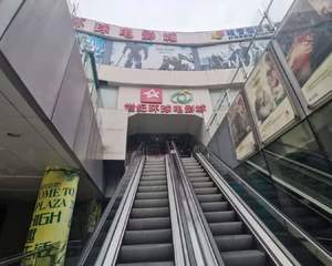 影城进门右手边空地处