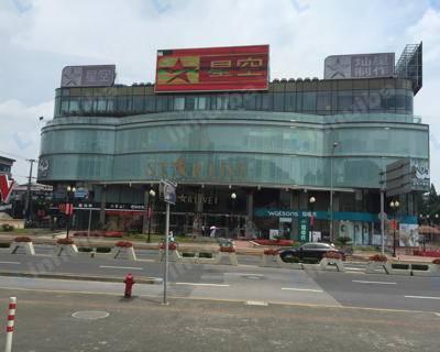 星空广场美食城 - 负一层美食广场电梯前一直到地铁前面