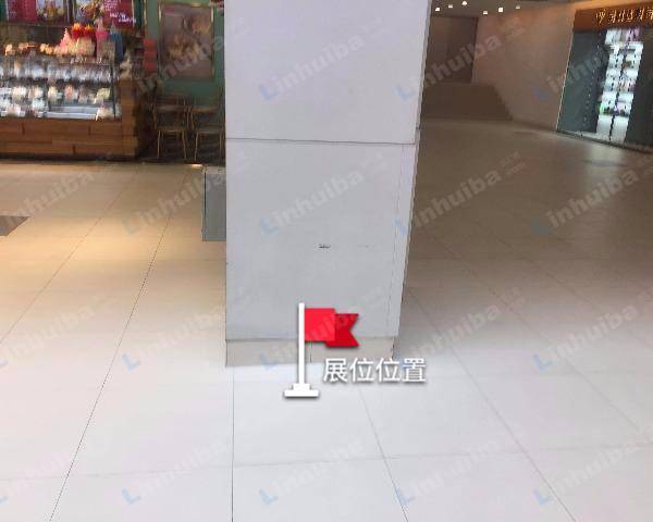 大连万和汇购物广场 - 一层宝时达眼镜店门前