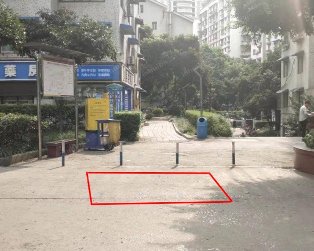 重庆嘉州花园 - 大门圆形花台旁