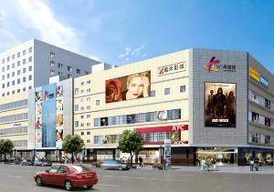 一楼扶梯口柱子旁