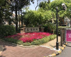 西门公告栏旁空地