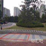 儿童活动区旁
