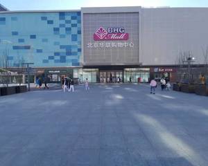 一层耐克店铺前连廊