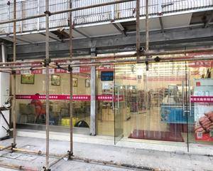 大门左侧靠近座位的位置