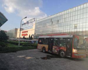 二楼收银台对面