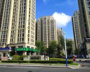 乐华生活超市前空地