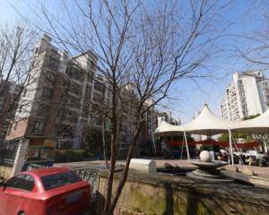 东二门里面幼儿园附近