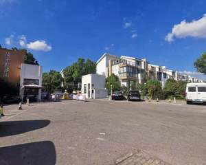 南门里面空地处