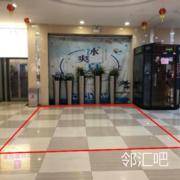一层垂直电梯旁空地