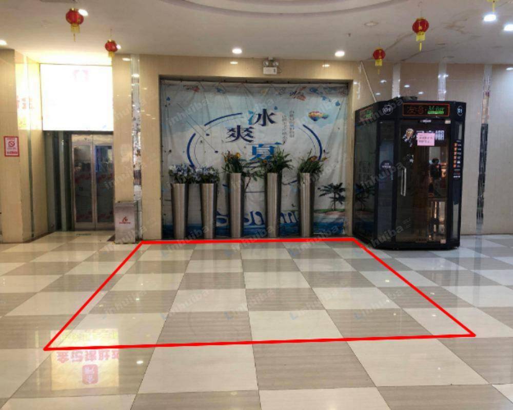 东莞爱达购物广场 - 一层垂直电梯旁空地