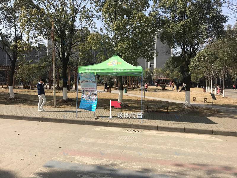 武汉传媒学院 - 休息广场靠近运动场一侧帐篷处