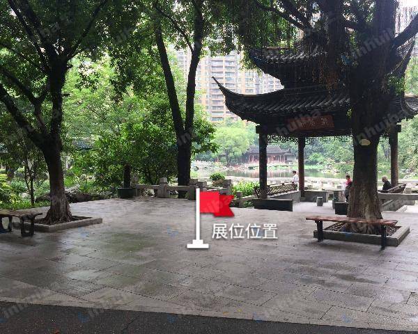南海颐景园 - 中心湖旁