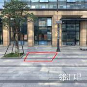 餐厅门口外广场