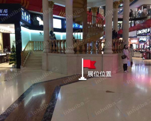大连大商新玛特 - 一层旋转楼梯周围
