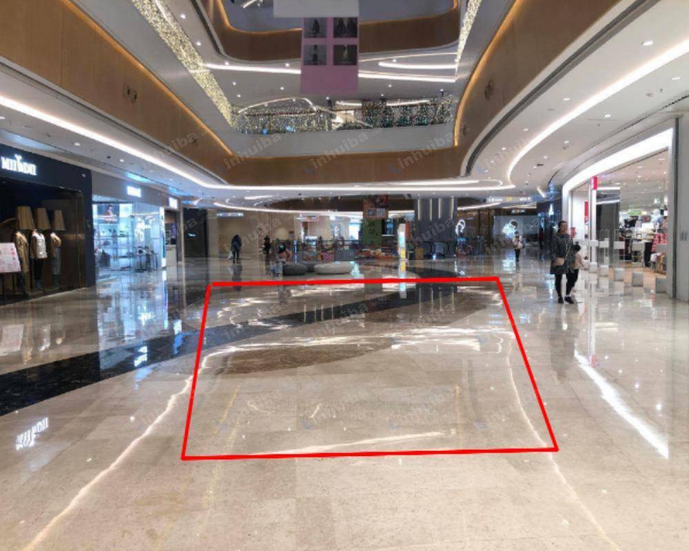 东莞翔龙天地广场 - 一层优衣库店铺前过道