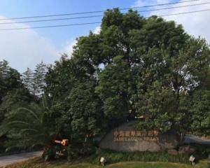 会所前空地和快递箱旁