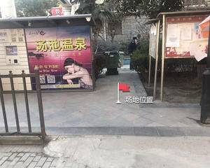 入口左侧快递箱旁