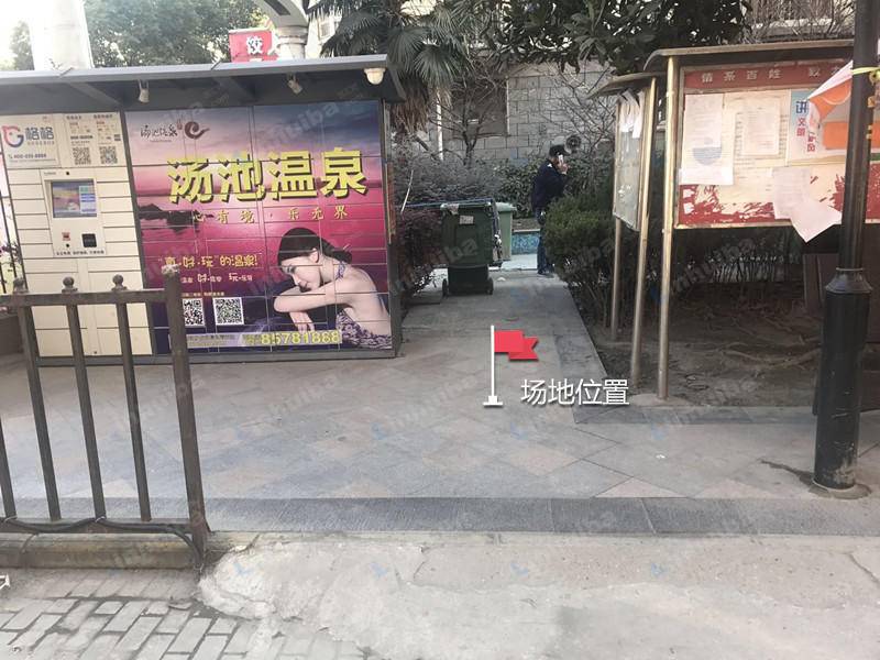 阳光新苑 - 入口左侧快递箱旁