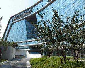 下沉式广场东（喷泉旁）