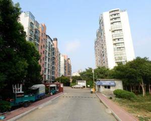 中心花园亭子旁