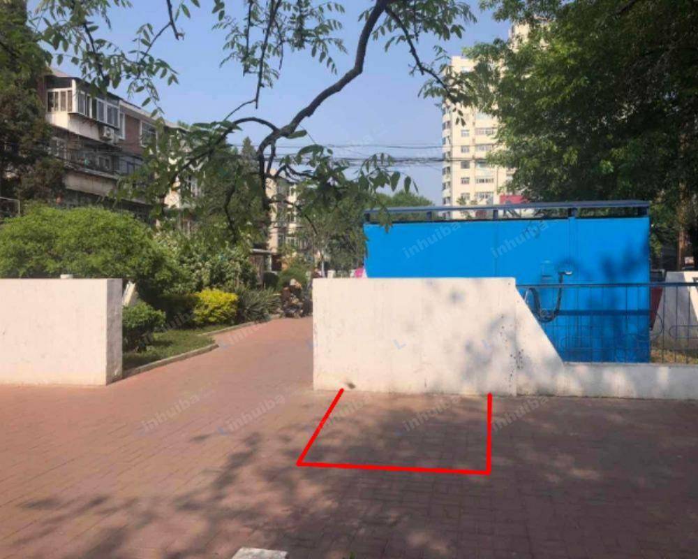 天津环湖南里小区 - 居民健身园入口右侧