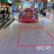 地铁10号口入口扶梯前