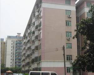 小区正门出入口左侧