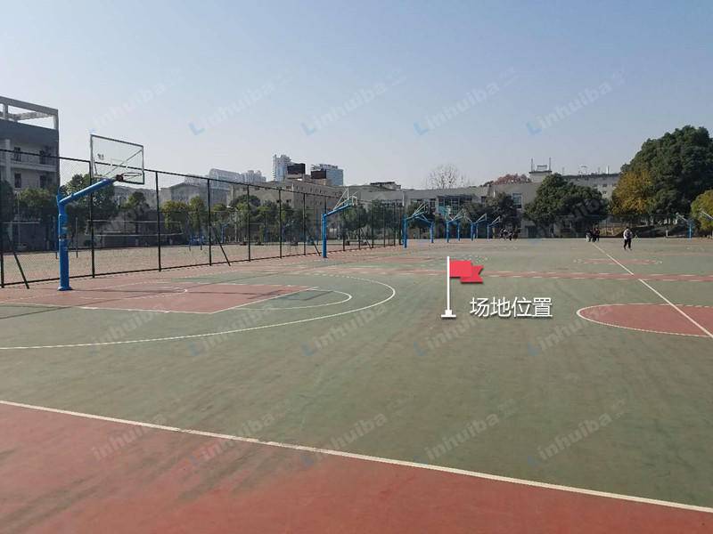中南民族大学 - 篮球场中间