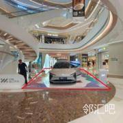 一层旋转楼梯旁