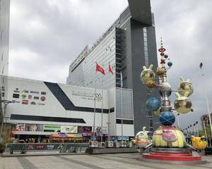 广州六元素体验天地 - 一层周大福店铺前空地