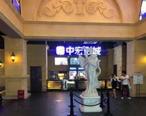 影院中间，柱子边上