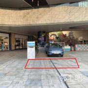 B1层迪卡侬门口