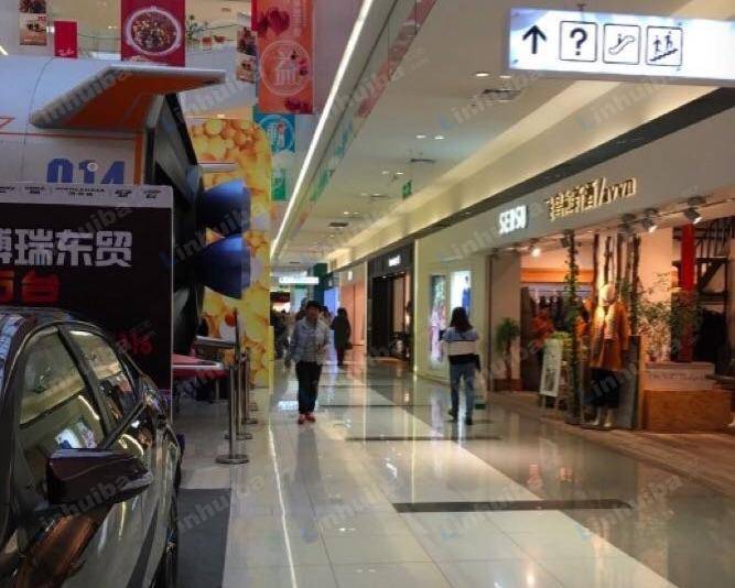 北京华联购物中心顺义店 - 室内商场入口处