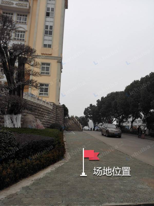 武昌理工学院 - 教学楼前小场地右侧
