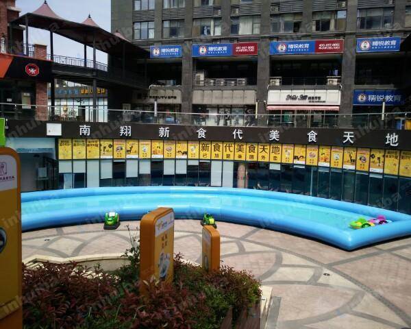 上海新食代美食天地南翔店 - 餐厅门口内空地