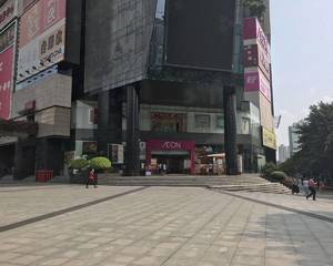 一层盒马鲜生店铺前空地