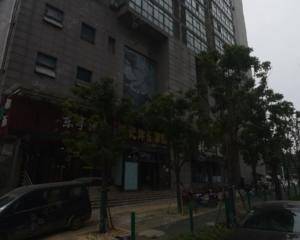 东亭上街商业街转角处靠近香他她煲仔饭