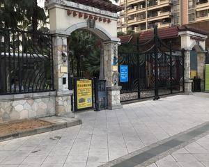 正门口保安亭旁