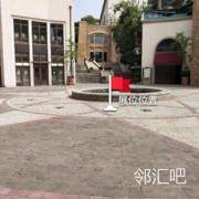 橙天嘉禾影院前面的广场上