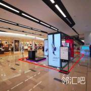 一层星巴克店铺前连廊