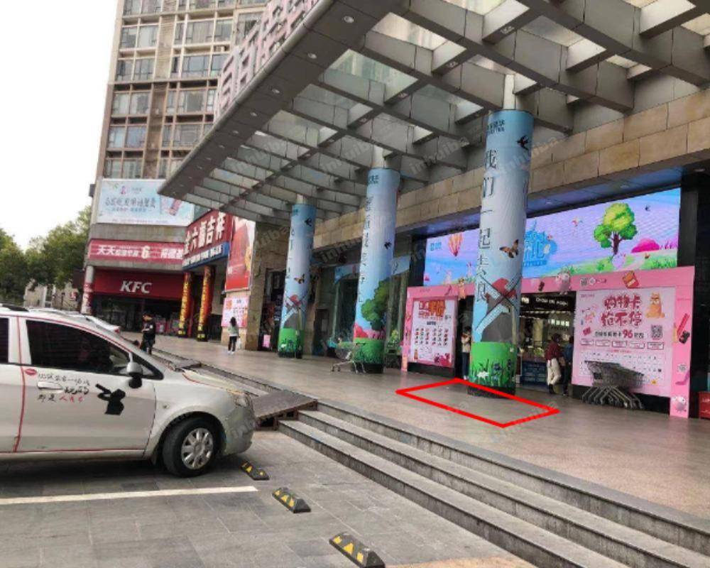 深圳石岩百佳华 - 一楼门口