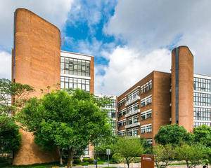 左侧出入口内空地