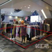 一层正新鸡排店铺前过道