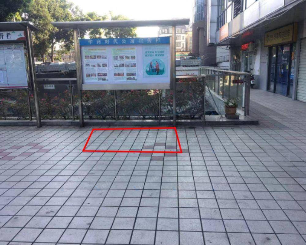 深圳市华商时代公寓 - 正门出入口公告栏前