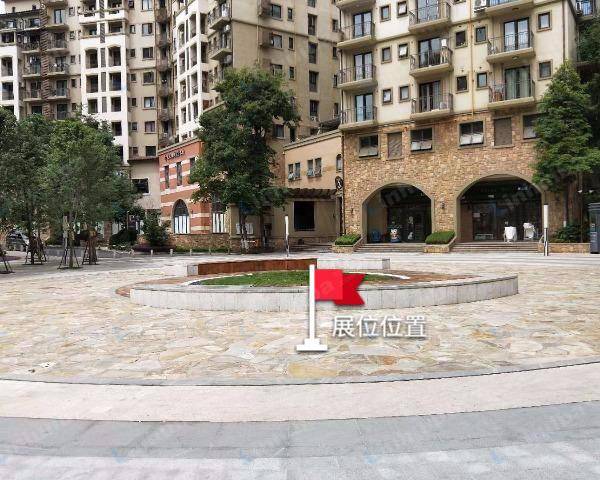 麓山小镇 - 麓镇西路2栋楼下广场
