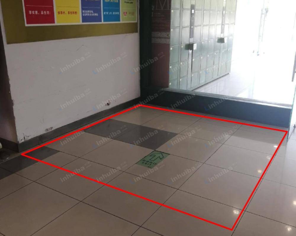 无锡华润万家滨湖店 - 东门内空地