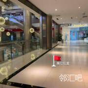 1楼过道靠近扶梯口位置